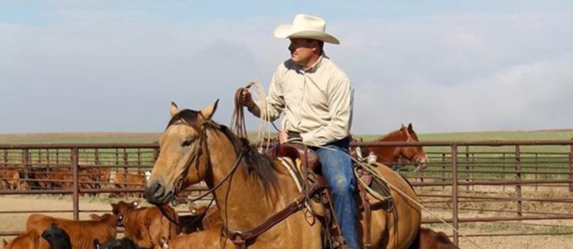 TG反波胆app最新版下载94届毕业生埃里克·克里斯滕森在他位于科罗拉多州的家庭牧场.